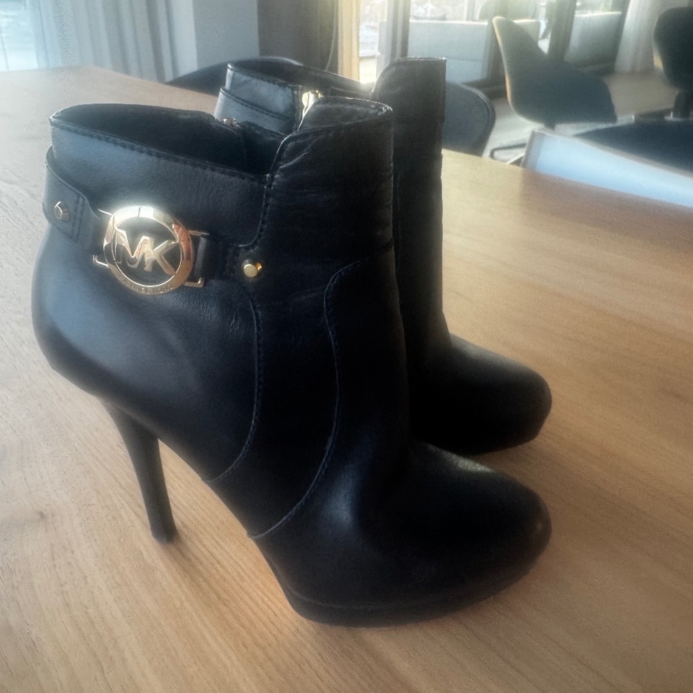 Micheal kors boots